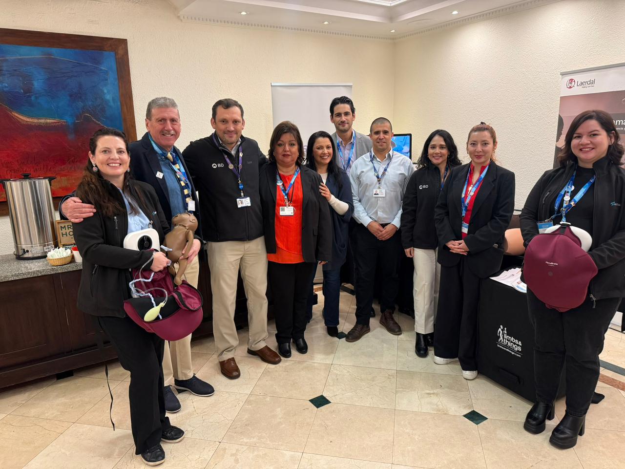 De izq. a der: E.U. Marcela Ríos M., Representante de Ventas Docencia - Hospitalia Cristián Jara C., Gerente de Ventas Educación y Entrenamiento - Hospitalia. Francisco Alvial, Comercial Surgery & UCC Hub ConoSur - BD. Carla Faúndez S., Especialista de Prevención y Control de Infecciones - Hospitalia. Diana Becerra, Gerente de Negocio Sr. Surgery y UCC Andean y ConoSur Hub - BD. Sebastián Alarcón, KAM Docencia - Hospitalia. Ignacio Fuentes, Representante de Ventas Surgery & UCC - BD. Paloma Valenzuela, Especialista Clínico Surgery - BD. E.U. Rocío Gutiérrez P., Representante de Ventas Prevención y Control de Infecciones - Hospitalia y Carerci Low Morillo, Jefe de productos Docencia - Hospitalia.